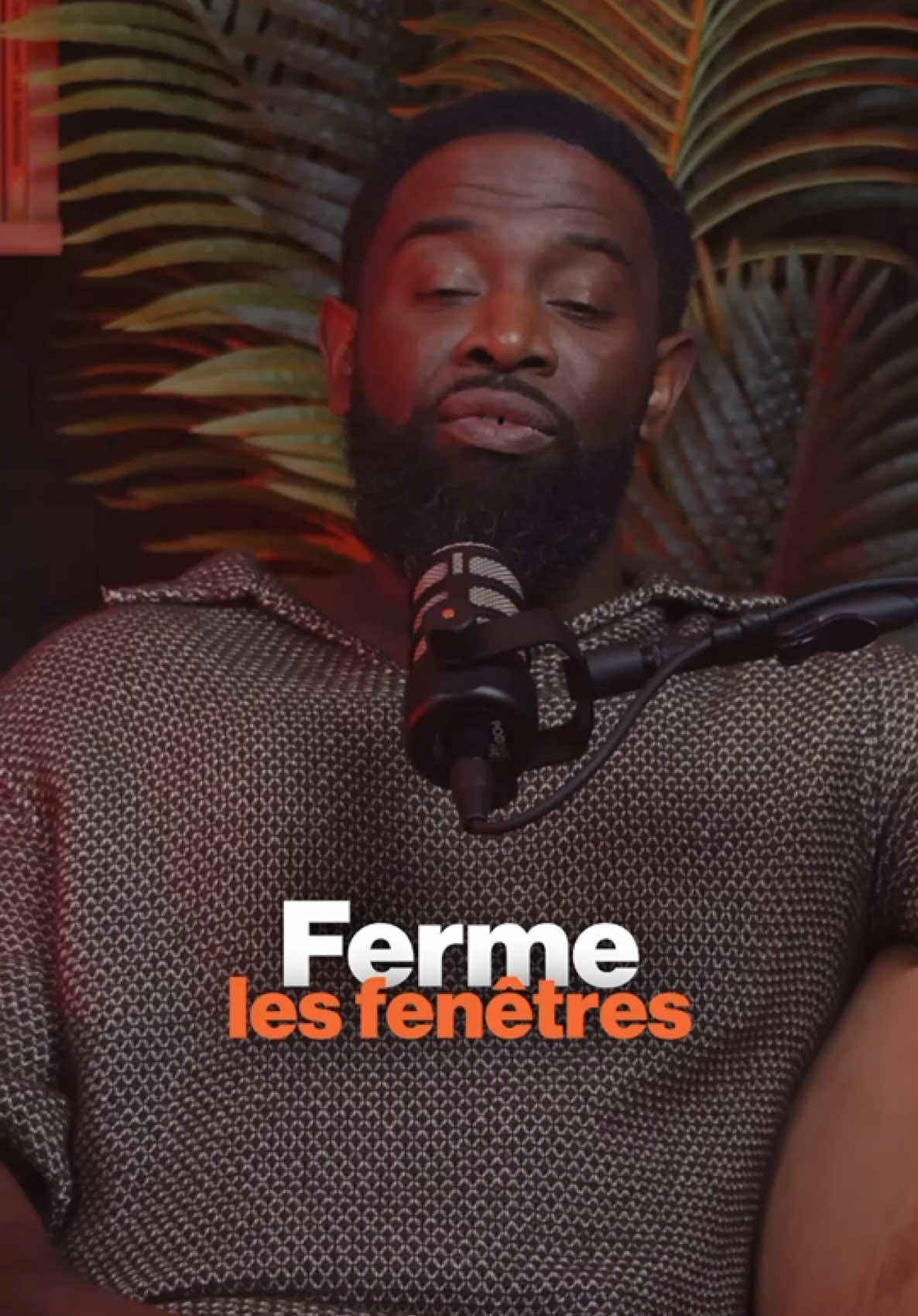Parfois, ce qui te détruit le plus… a pourtant l’air magnifique de l’extérieur. Tu sais… Il y a des relations, des situations, des lieux, qui te font mal… Mais que tu laisses quand même entrouverts. Pourquoi ? Parce que c’est « trop beau pour partir ». Parce qu’il y a de bons souvenirs. Parce que tu espères encore un retournement. Parce que tu t’es dit que tu pouvais supporter un peu plus. Mais ce que tu tolères… t’use. Et parfois, il faut se rendre à l’évidence : Même si la vue est belle… la fenêtre est toxique. Même si les moments étaient forts… ils sont devenus douloureux. Même si t’as beaucoup donné… tu ne reçois plus rien de bon. Tu mérites la paix. Pas le spectacle. La sérénité. Pas le frisson suivi de chute. La douceur. Pas cette tension constante. Fermer une fenêtre, ce n’est pas fuir. C’est prendre soin de ton espace intérieur. Et tu verras… Un jour, tu ouvriras une autre fenêtre. Et cette fois, la vue sera belle et l’air te fera du bien. La beauté ne justifie pas la souffrance. Ferme ce qui t’abîme. Même si c’est joli. Et toi… Y a-t-il une “fenêtre” que tu laisses ouverte depuis trop longtemps ?