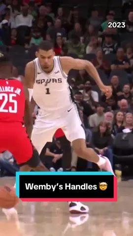 Wemby with the moves 🤯 #NBA #Basketball #Wemby 