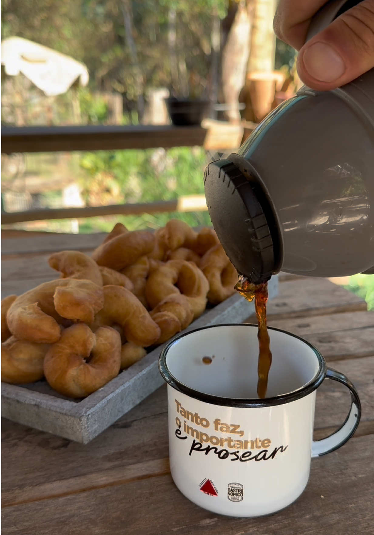 Lembra sua infância ?  Muito gente comeu essa receita quando pequeno, as tradições vieram se perdendo e receitas quase foram esquecidas… essa é uma delas! Esse biscoitinho frito é um clássico da mamães e vovós!  já salva essa dica se não: NÃO VAI DÁ CERTO! 😅🫶🏻 Gostou do conteúdo? Siga Chef Dornelles e aprenda receitas fáceis e criativas.  Vem ser meu Trenzin 🚂🧡 . . . #biscoitofrito #comidamineira #receitasfaceis  #fogaoalenha
