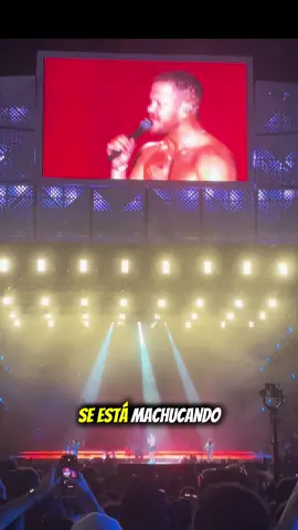 Esse é um trechinho que eu gravei no show do @Imagine Dragons, onde o cantor @Dan Reynolds fala sobre a importância de fazer terapia e de não guardar a dor para si mesmo. Sabia que os homens têm, em média, 2 vezes mais chances de cometer suicídio do que as mulheres? Muitas vezes porque aprendem a engolir o que sentem e a não pedir ajuda. Seja gentil - cada um de nós está lutando uma batalha interna que você não conhece 💙 #imaginedragons #terapia #danreynolds #depressao #saudemental