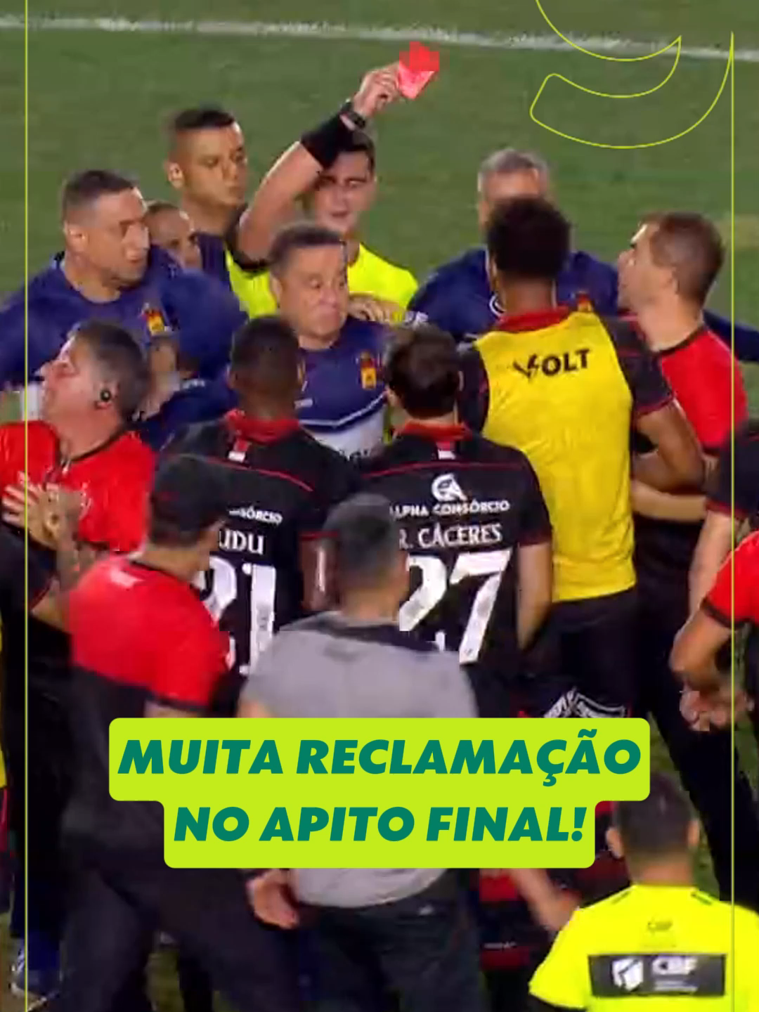 Após a derrota por 4 a 3 para o Vasco em São Januário, jogadores do Vitória foram reclamar com o árbitro. Carlinhos acabou expulso por reclamação. #futebol #vasco #vitória #brasileirao #ge