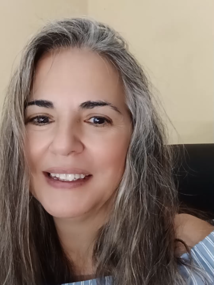 Uma senhora comprou um Mercedes zerinho, e orgulhosamente saiu da concessionária dirigindo-o. No meio do caminho percebeu que não conseguia mudar as estações do rádio do carro. Retornou para  reclamar com o vendedor.  Este, muito solícito, explicou-lhe:  Desculpe, senhora. Esqueci de avisá-la que este rádio é de última geração e tecnologia altamente sofisticada; para ativa-lo basta usar sua própria voz pedindo o gênero musica preferida.  Por exemplo: Música Sacra!  E o rádio tocou 