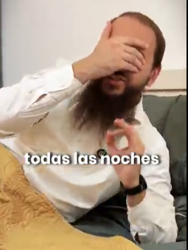 🛡 La oración hebrea que te protege al dormir 🌙 Recitar el Shemá Israel antes de dormir no es solo tradición 🕯. Es como una espada 🗡 que corta toda energía negativa ✨ y abre paso a un descanso profundo y en paz 😴💤. ¿Por qué? Porque su recitación tiene 248 palabras, el mismo valor numérico que Romaj (lanza en hebreo) ⚔️, símbolo de protección. Así, cada noche activas una barrera espiritual 🛡 y conectas tu alma con Dios 🙏. ¿Quieres aprender a leer hebreo 📖 y descubrir por ti mismo el poder oculto en estas palabras? Escribe “Hebreo” en los comentarios y te mando la invitación gratuita 📩.