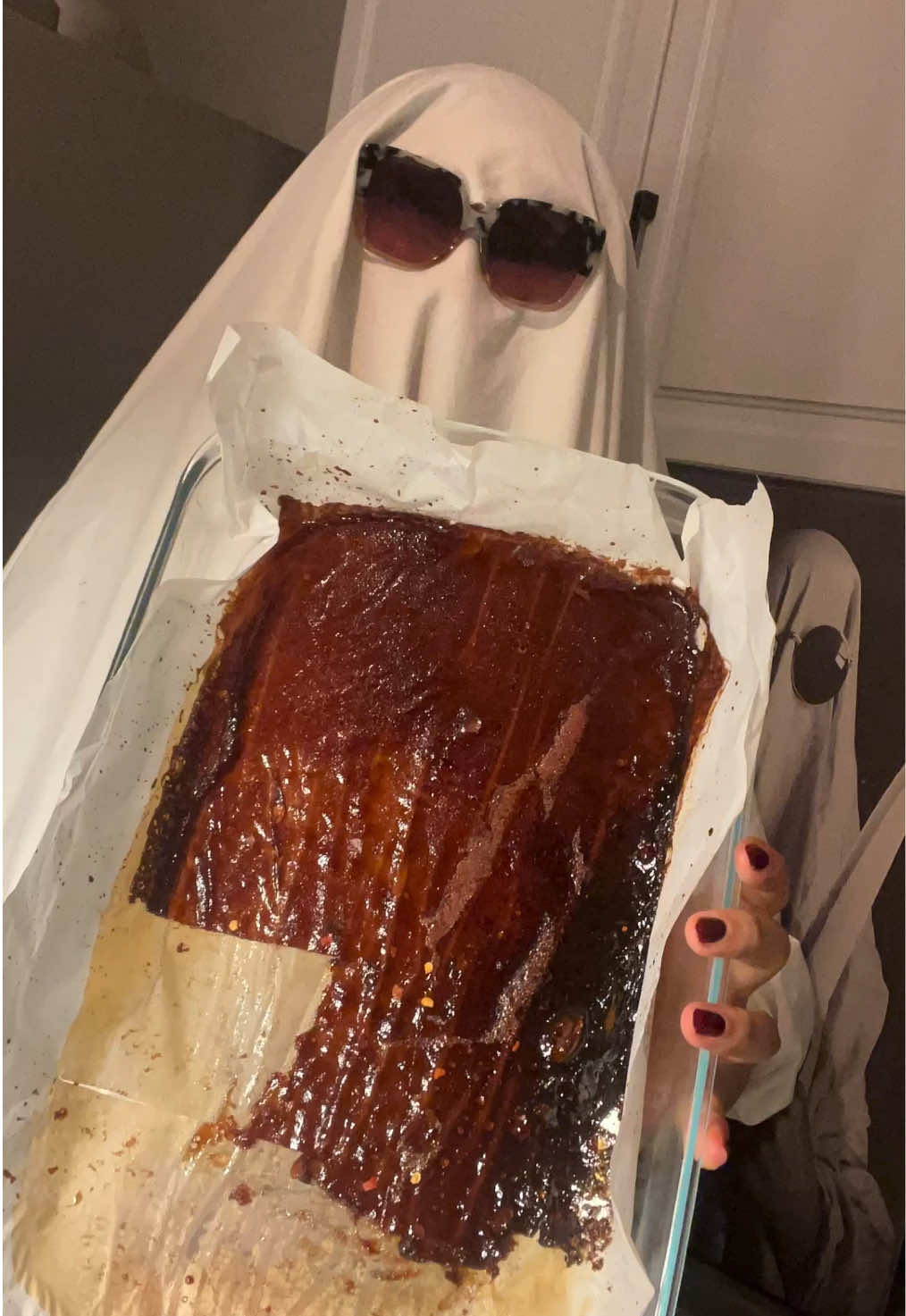 الي يحيب الحوامض لا تفوتكم ، من الاشياء اللذيذه الي اموت عليها عشششق لا ينتهي ..  طريقة شرائح الفواكه( او قمر الدين الفواكه) :  استخدموا الفواكه الي تحبوها ، انا استخدمت بطيخ / عنب / رمان / تفاح  قطعتهم بشكل عشوائي وحطيت عليهم نص كوب سكر و ملعقة كبيرة ملح ليمون وغطيت عليهم وخليتهم نص ساعه الين تخرج سوايل وبعدها ارفعه على نار هاديه وحطيت نص كوب عصير توت مركز وخليته يغلي تقريبا ساعه الى ساعه وربع على حسب حجم وكمية الفواكه لازم تصير لينه الفواكه ويثقل قوامها .. وبس بعدها صفوه بمصفاه على صينية فيها ورق زبدة والافضل تدهنوها كمان شوية زيت ..  خيارات الطبخ : ام في الشمس او غرفه حاره بس لازم تغطوها كويس بشاش او ناموسيه ..  او بالفرن على اوطى حرارة من تحت بس  ساعتين او ثلاث الين يجف معاكم  انا استخدمت الفرن لاني مابى اطول عليكم بس قطعتها بسرعه قبل ما تجف تماما استعجلت ييالعا وقت اكثر بس الطعم لا احكيلكم طبعا تقدروا تضيفوا اضافات زي الكزبرة والكمون او الفلفل المجروش .. 