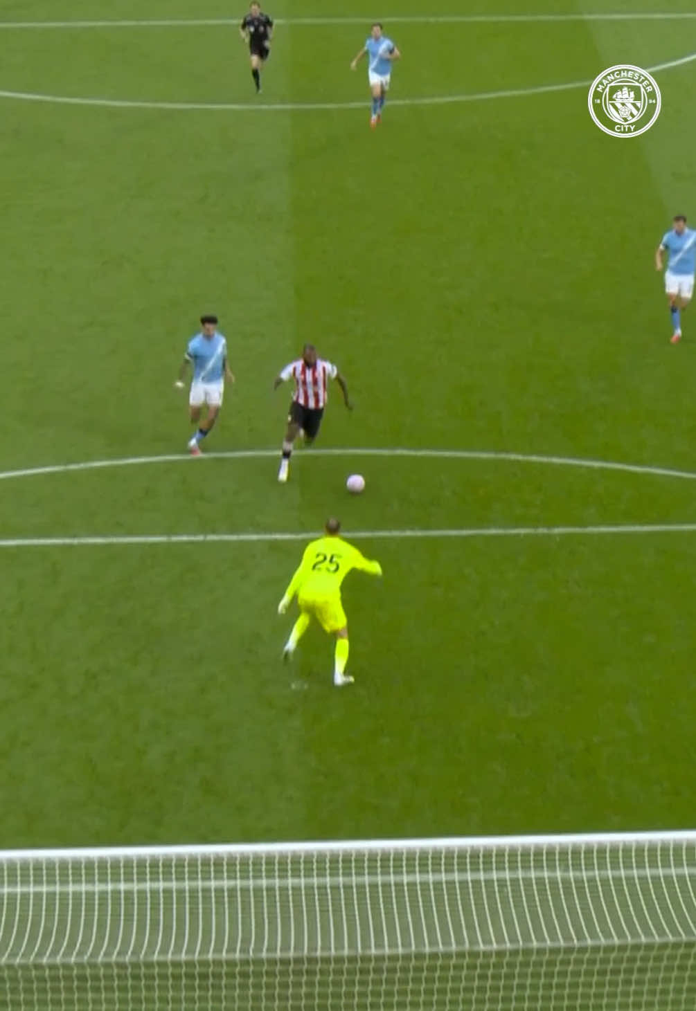 A HUGE stop! 🧤🚫 #Donnarumma #ManCity #PremierLeague #Football 