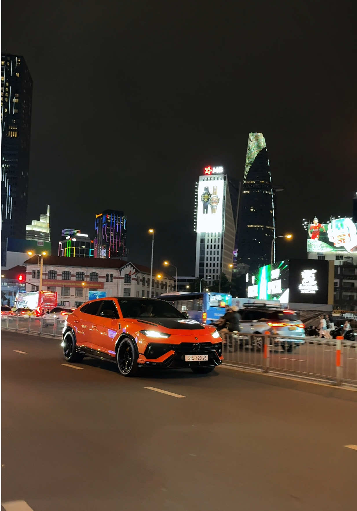 The Urus Performante is adorned with extensive carbon fiber components. 😶💸💸