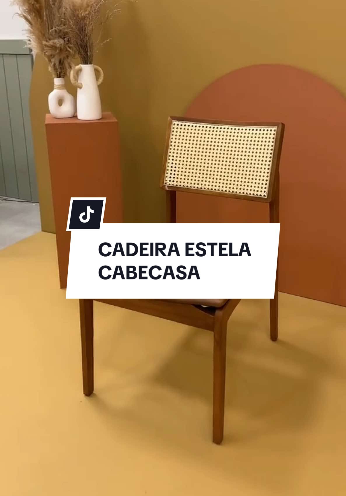 Alguns detalhes têm o poder de deixar o ambiente mais acolhedor — como uma cadeira que combina conforto, leveza e design em cada traço. ☕️ O Kit com 2 Cadeiras Estela CabeCasa foi criado pra isso: unir design moderno, estrutura em madeira maciça e o toque aconchegante do assento estofado — tudo com a leveza do encosto telado. 📌 Procure por Kit com 2 Cadeiras Madeira Maciça Estela CabeCasa – ID: 915743 no app ou site da MadeiraMadeira. 💬 Em qual cantinho da sua casa você imagina a Estela? #MadeiraMadeira #CabeCasa #CadeiraEstela #DesignNatural #MadeiraMaciça   