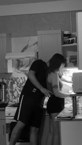 Так приятно, когда парень понимает, что готовить — это не только моя задача. Мы на кухне вместе, и это укрепляет нашу связь. Каждый из нас важен, и когда мы готовим вдвоём, это не просто еда, а возможность наслаждаться временем друг с другом. Вместе мы создаем что-то особенное и дарим друг другу заботу и тепло. #готовимвместе #отношенияспарнем #житьвместе #рекомендации #еда 