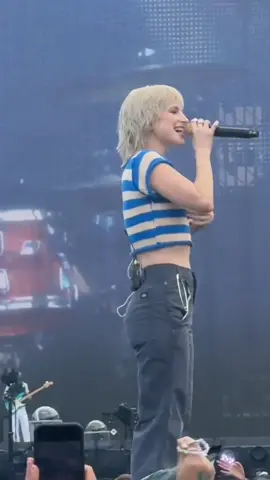 HER VOCALS ARE INSANE !!  #hayleywilliams #vocals #fypシ #concert #foryoupage 