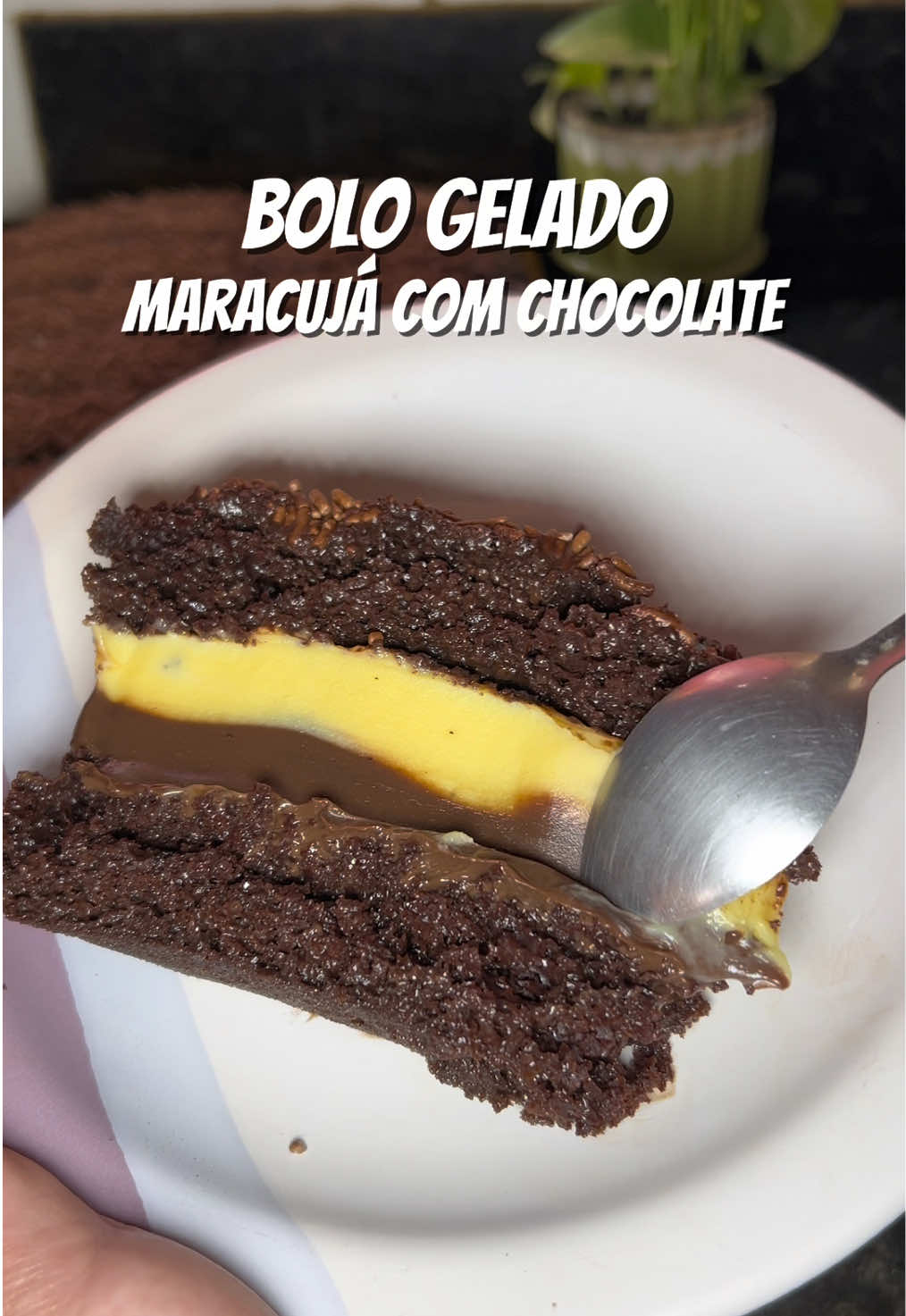 Bolo Gelado de Maracujá com Chocolate 🍫  #bolo #bolodechocolate #bologelado #maracujacomchocolate #receita 