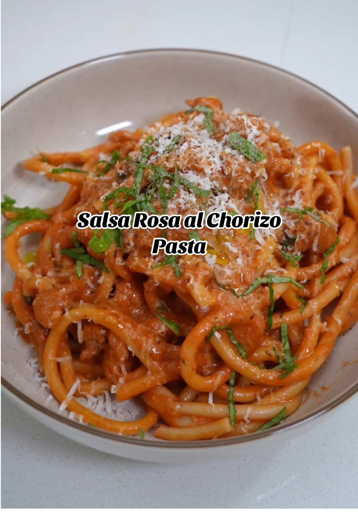 Salsa Rosa al Chorizo: la combinazione cremosa che esalta ogni pasta 🍝🔥 Una fusión que conquista desde el primer aroma 🤤 Preparamos una Pink Sauce de chorizo, cremosa, intensa y llena de sabor, con una base de cebolla, shallot, ajo, aceite de oliva, salsa de tomate y crema blanca, donde el chorizo se roba todo el protagonismo. Condimentamos con sal, pimienta y hierbas italianas, luego agregamos albahaca fresca picada y orégano fresco para resaltar los aromas, y finalmente coronamos con un toque de Parmigiano Reggiano, el complemento perfecto para elevar cada bocado. 🧀✨ El resultado: una textura suave y envolvente, con el equilibrio perfecto entre la acidez del tomate, la cremosidad de la salsa y el aroma de las hierbas frescas. Ideal para acompañar tus pastas favoritas o recetas creativas. 🔥 Sabor auténtico, hecho en casa y con alma. 🍝 Ingredientes – Pink Sauce de Chorizo 🧅 1 cebolla – base aromática que aporta dulzura natural. 🧄 1 shallot – sabor suave y equilibrado, realza el sofrito. 🧄 1 diente de ajo – el toque mediterráneo que despierta el sabor. 🌶️ 2 chorizos – el protagonista; sabor ahumado e intenso. 🧂 Sal, pimienta y hierbas italianas – para condimentar con equilibrio y carácter. 🌿 1 rama de orégano fresco – notas herbales y fragancia auténtica. 🍃 Hojas de albahaca fresca – el toque final que refresca y llena de color la receta. 🧀 Parmigiano Reggiano – el complemento perfecto para elevar cada bocado. 🍝 400 g de pasta – la base ideal para absorber toda la cremosidad y sabor de la salsa. #PinkSauce #SalsaDeChorizo #RecetaCasera #PastaLovers #FoodieLife   