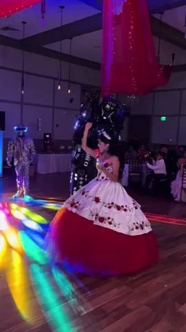 Sorpresa para Camila por sus #xv años!@El Pantera #fyp #robot #viral #ledrobot 