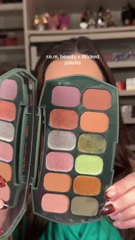 Replying to @💜neptune⁷🍉 trying the new @r.e.m. beauty x @Wicked: For Good eyeshadow palette and it didn't disappoint #rembeauty #wicked #wickedmovie #arianagrandemakeup #newmakeup @arianagrande 