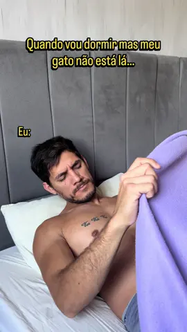 Alguém mais procura gato pra ir dormir?😬 . . #gato #humor #comedia #meme #gatosendogato 