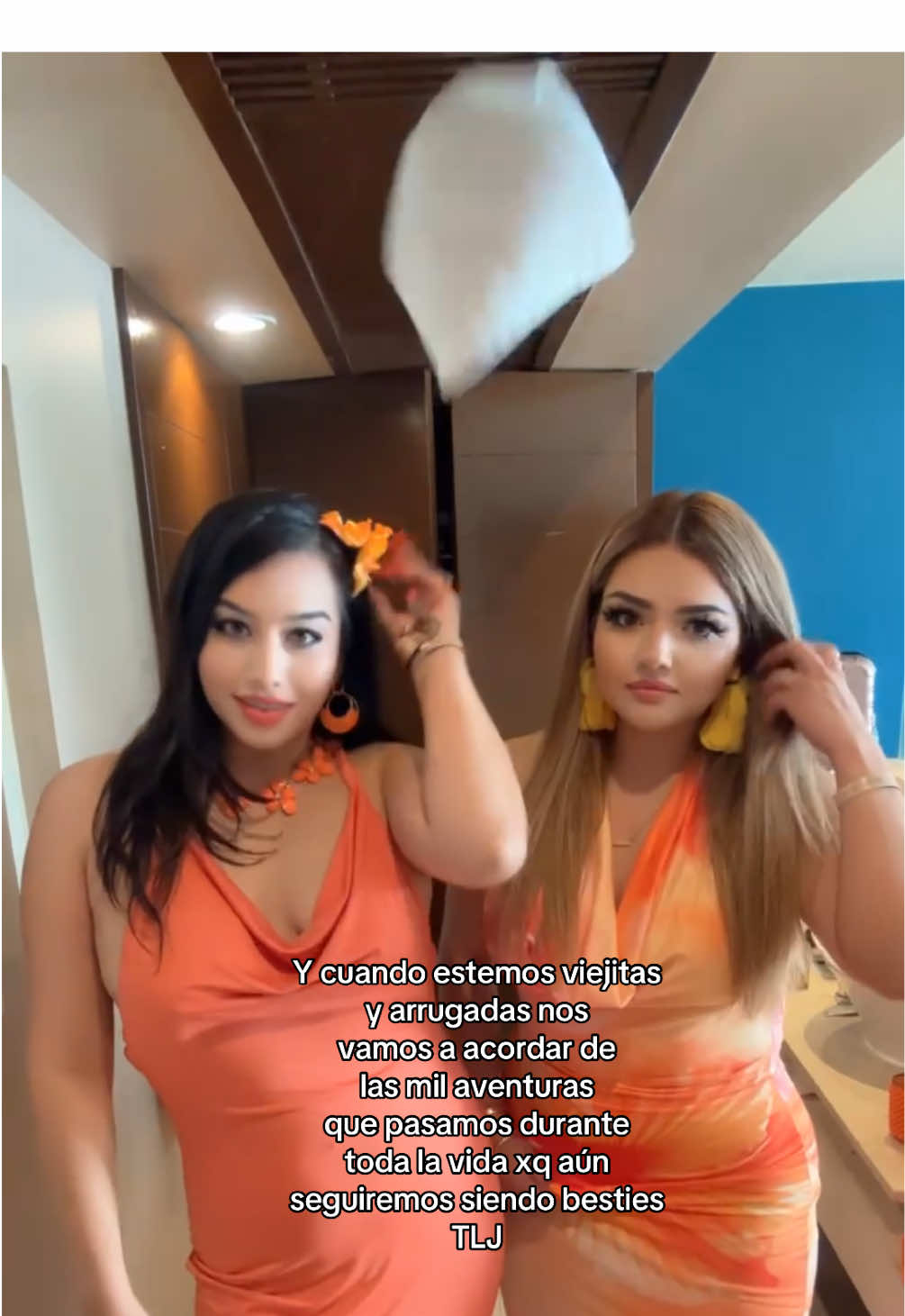 Cada #pelinegra necesita su #werita 🖤💛💁🏻‍♀️🙎🏼‍♀️ #travelteam #vacation #besties @Kas kass 