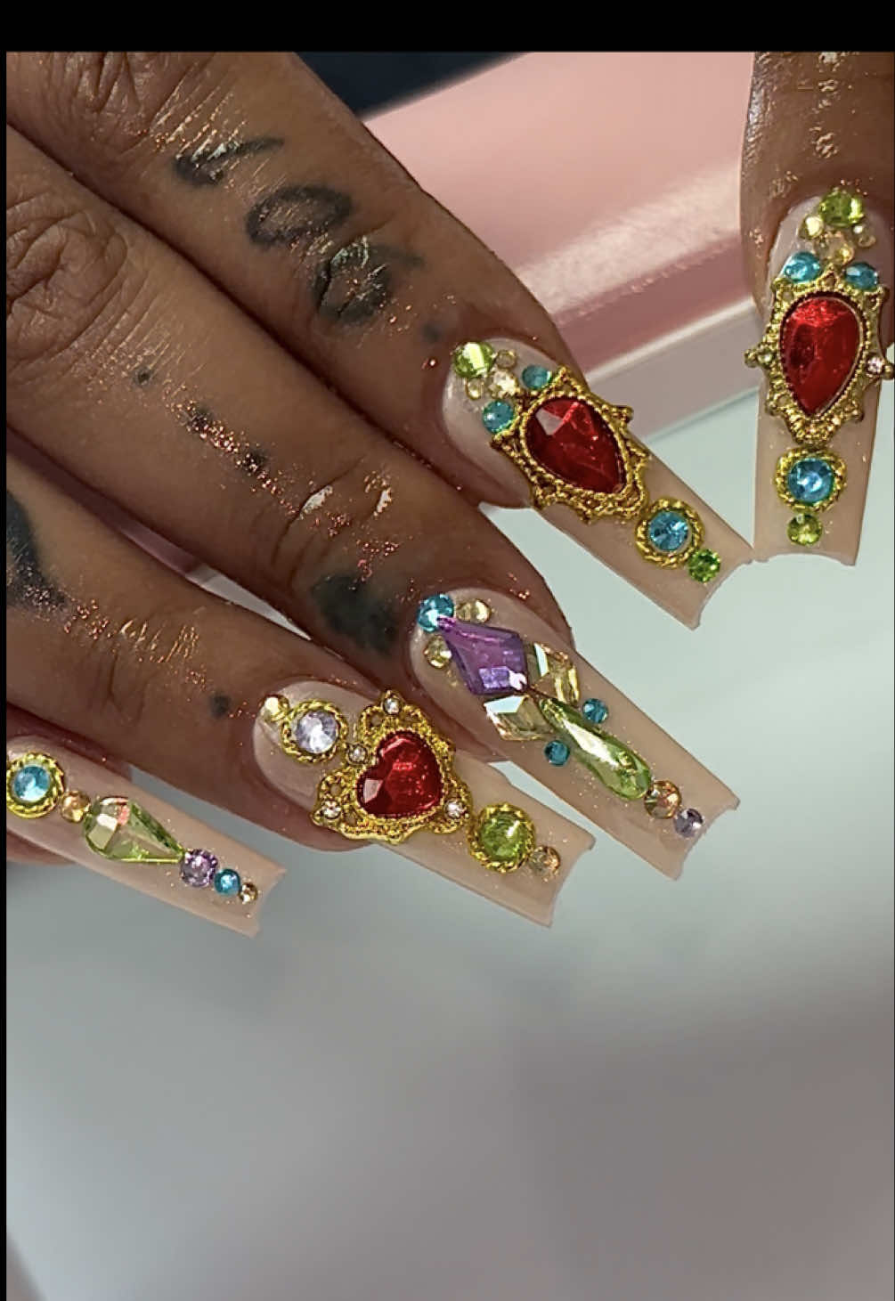 I’m obsessed💚😍✨💙 #blingnails #gelxnails #jewelrynails #concertnails #xlnails 