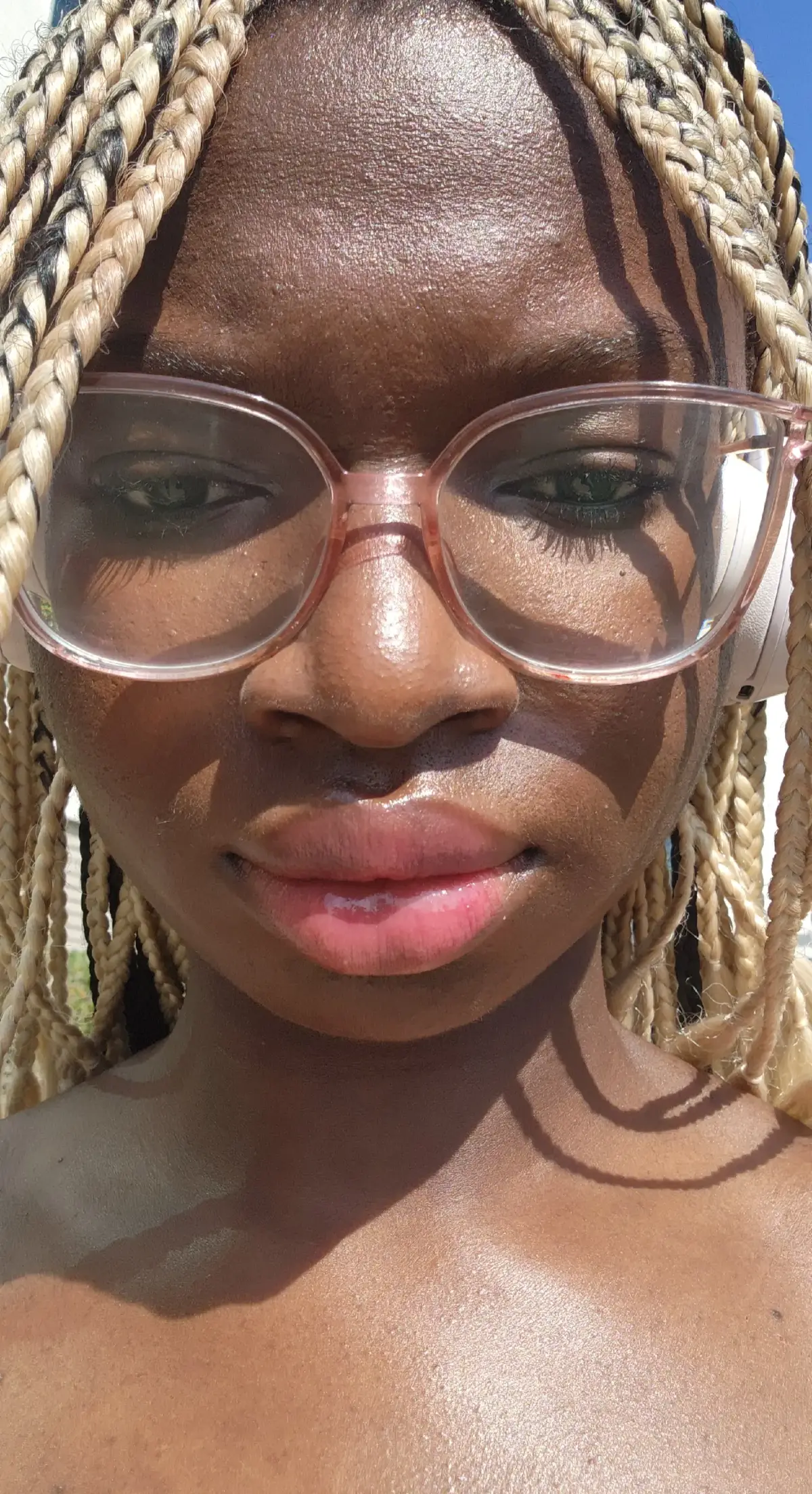 I like the eay the sun cast my lashes on my face. I NEED TO GET EXTENSIONS YESTURDAY!!! #nyc #blonde #lashes #darkskin #fall 