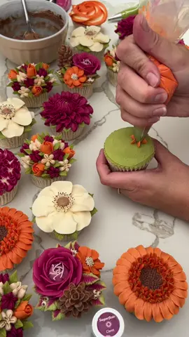 Simple yet stunning 🌸 this is just one of the many beautiful designs you’ll learn in my online beginners class. We so often forget to slow down and do something just for ourselves, but you deserve to unwind, create, and invest in your own joy. 💕 Now’s the perfect time to start, with my Autumn Sale happening right now! 🍂 https://kerrysbouqcakes.co.uk/