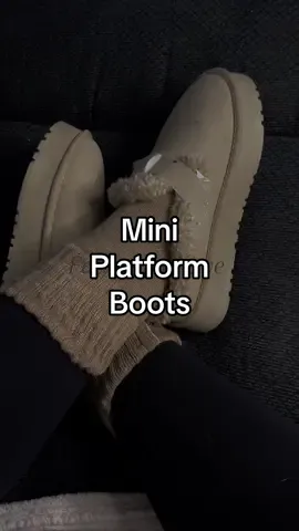 So cozy and giving all the fall vibes #fallshoes #fallfashion #miniboots #platformboots #boots 