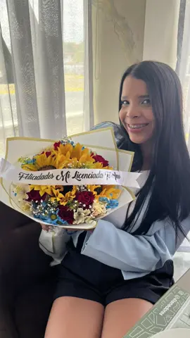 “Ojalá el día de mi defensa me regalen flores” Licenciada feliz🩵 #licenciada #defensa #flores #regalo 