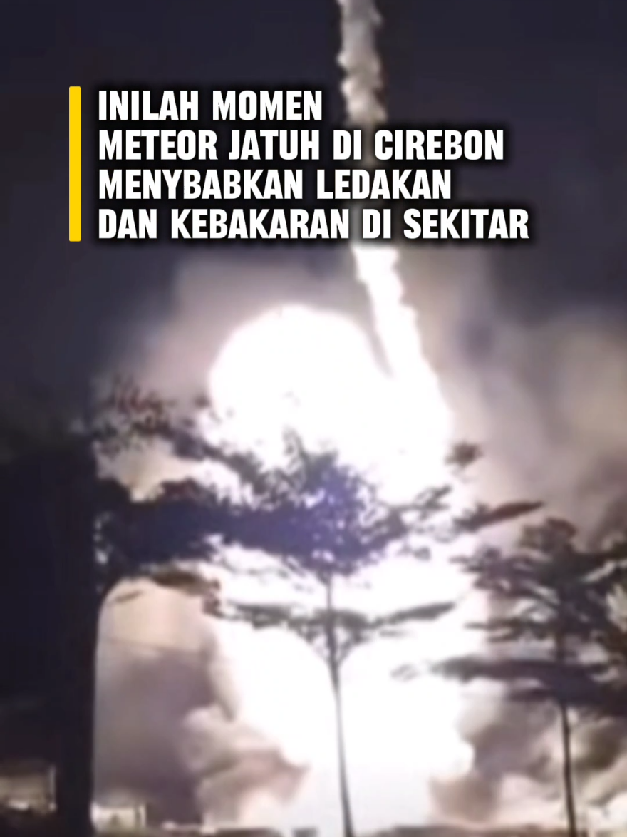 Dentuman dan Cahaya Oranye Gegerkan Cirebon viral inilah detik detik meteor yang jatuh di cirebon yang terekam kamera, pada hari minggu 5 oktober 2025 terjadi sekitar jam 18.30 malam WIB. menurut warga yang mendengar suara ledakan itu sangat kuaat, hingga terdengar keberbagai wilayah di cirebon. #meteor #meteorjatuh #cirebonterkini #kabarcirebon #beritaviral 