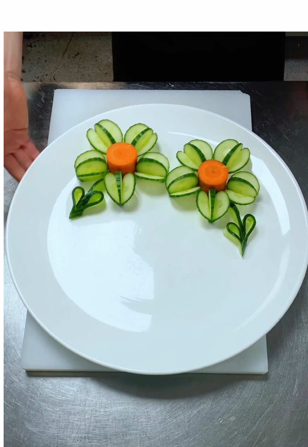 黄瓜这样切简单又好看！你学会了吗？ #蔬菜花样切法 #吃出仪式感 #创意摆盘 #简单盘饰教程 #摆盘技巧