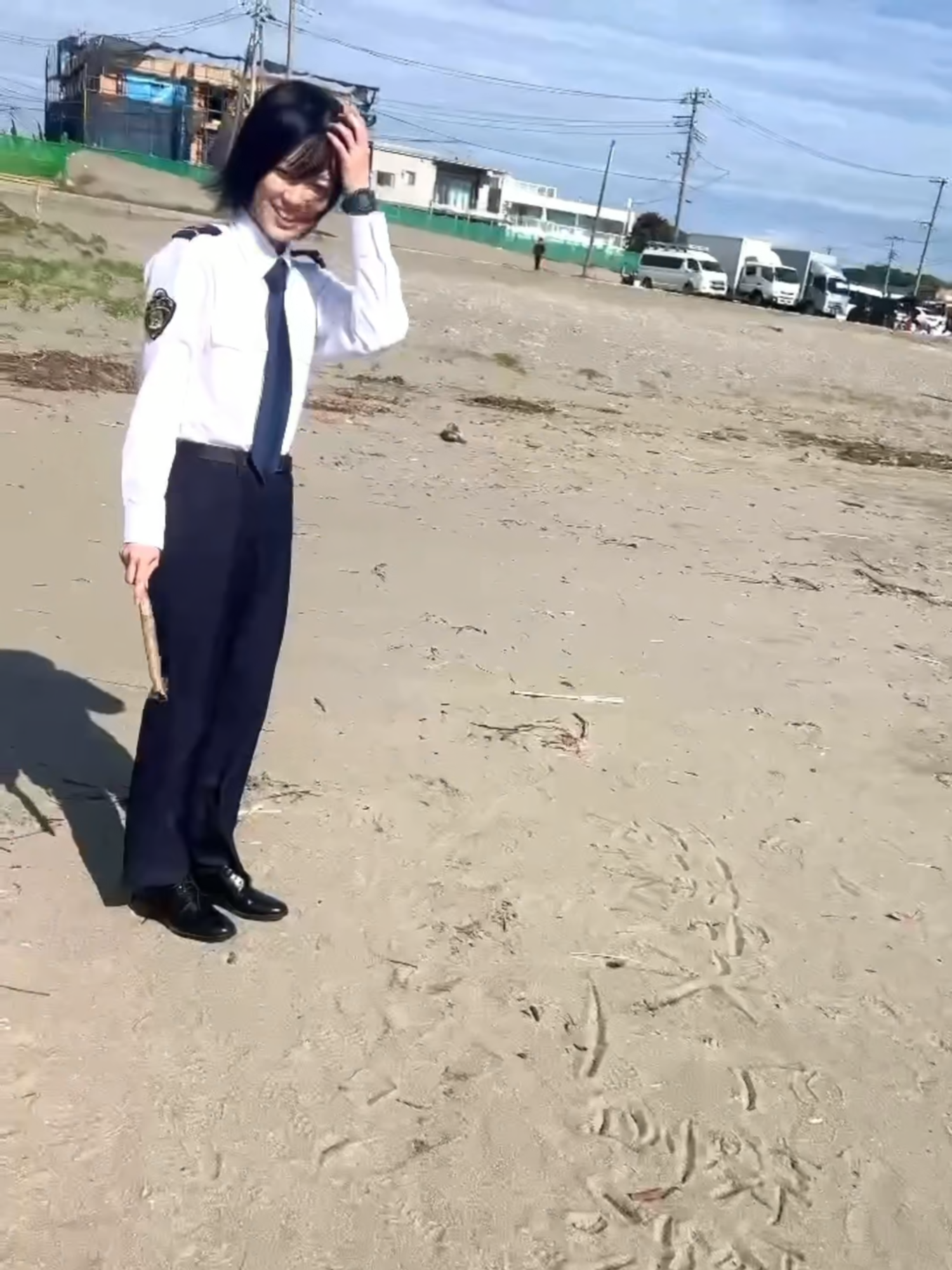 ⚓️ ♡をつける #山下美月 さん🌊 #新東京水上警察 初回放送は いよいよ明日夜9時スタート！ 撮影の合間に、砂浜で ドラマのタイトルを書いている 山下さんを発見!! 最後には♡も… 新東京水上警察♡