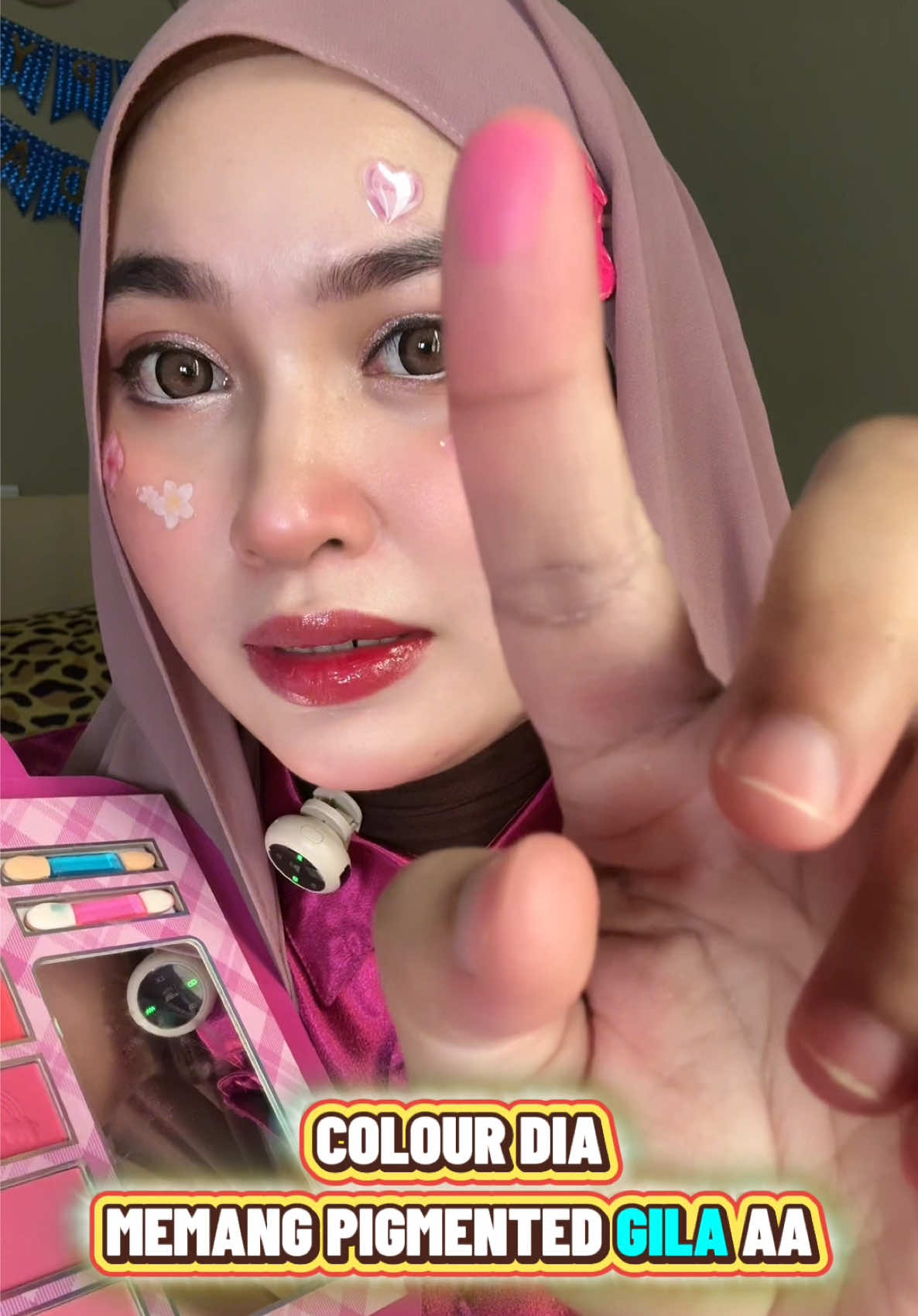 Aku jumpa set makeup yg paling murah and berbaloi tau colour dya lagi terang dari eyeshadow mak2😆 very recommended🎀   #setmakeupanak #makeup #begmakeup 