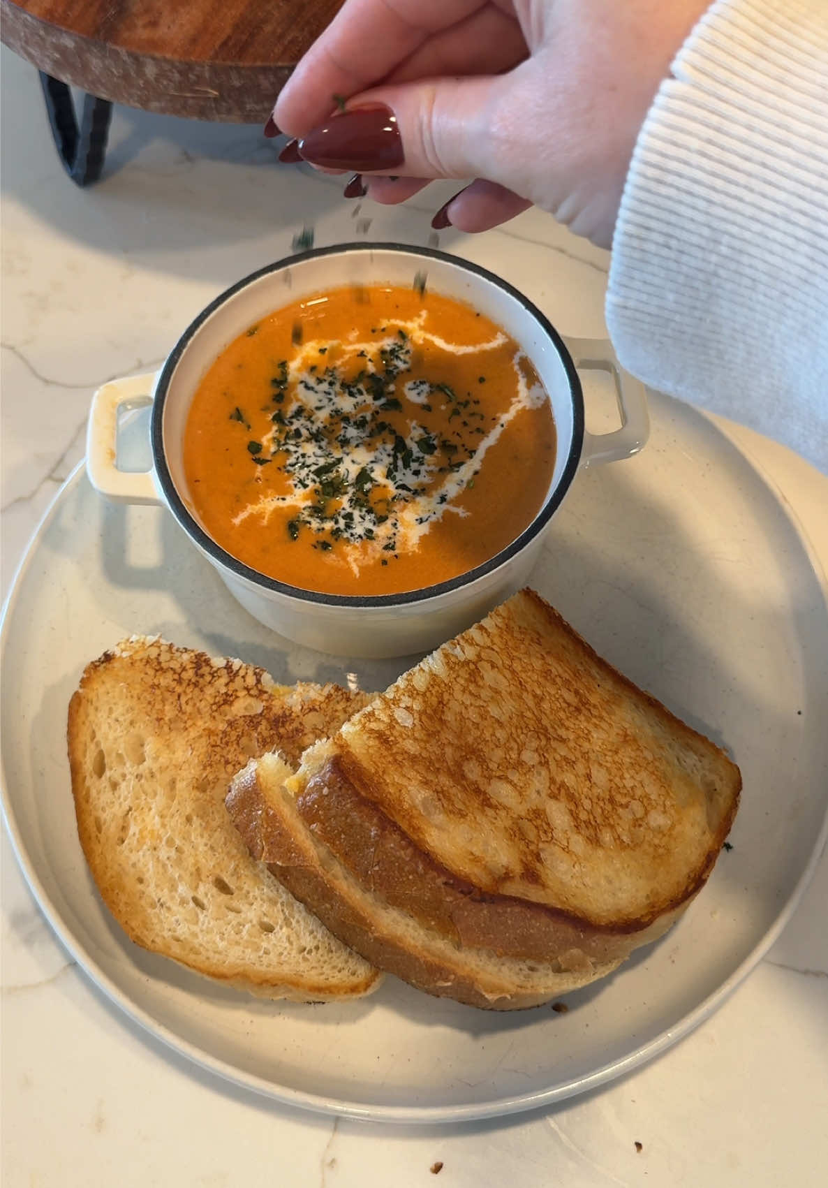 roasted tomato soup is the key to my heart ✨ what is your fave soup recipe? #souprecipe #fallrecipes #tomatosoup #cozycooking #homecooking 