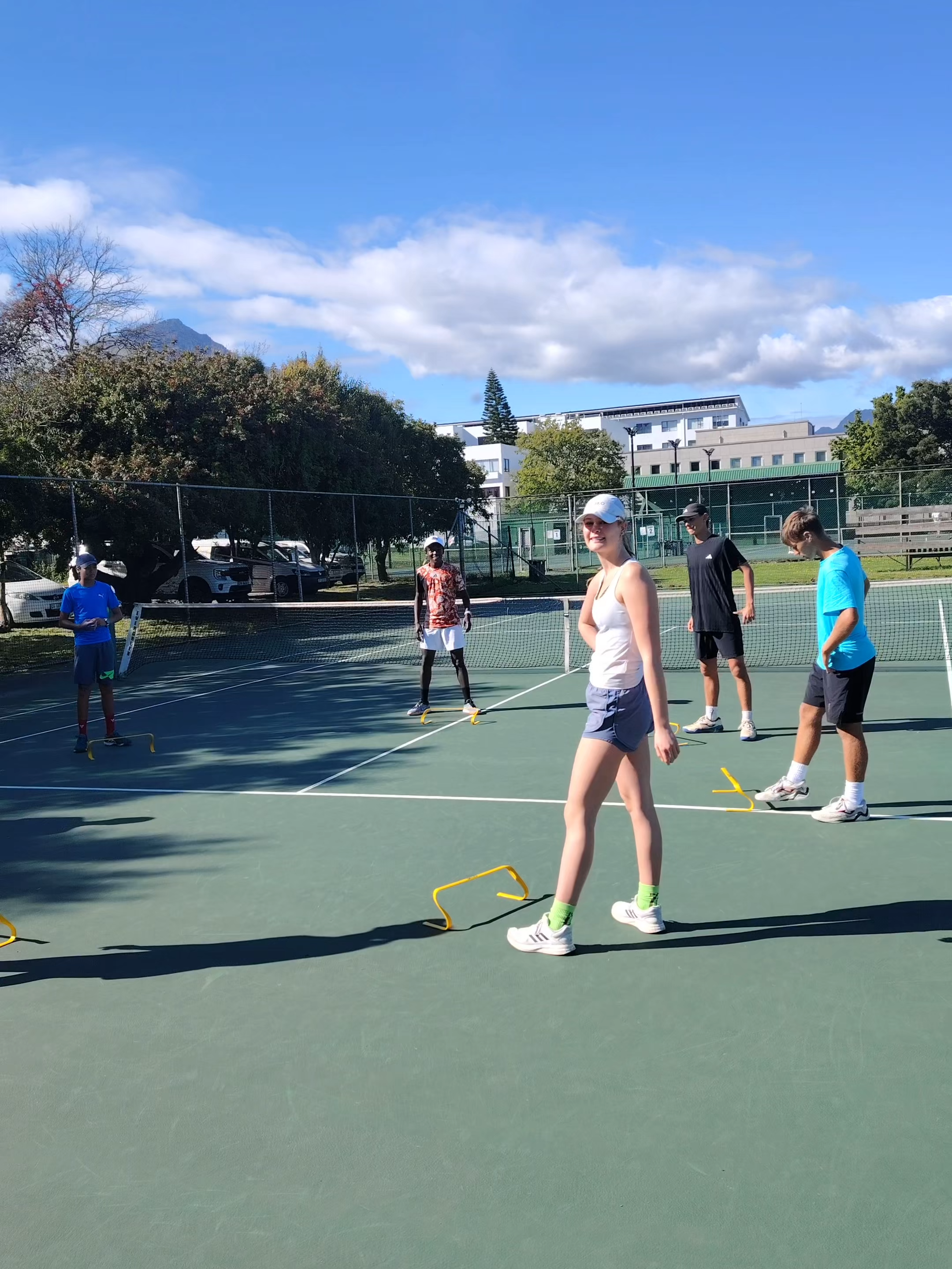 Start Strong ⚡☀️ Morning grind 💪  Quick fitness session before practice — Coach Craven leading the players through movement and activation drills to get the body ready for the day. 🔥 💬 What’s your go-to warm-up before hitting the court?  Drop it in the comments! 👇 #coppinitennisacademy #tennisfitness #tennis #tennistraining #playerdevelopment #highperformance #tennislife #morninggrind #athletementality #FYT