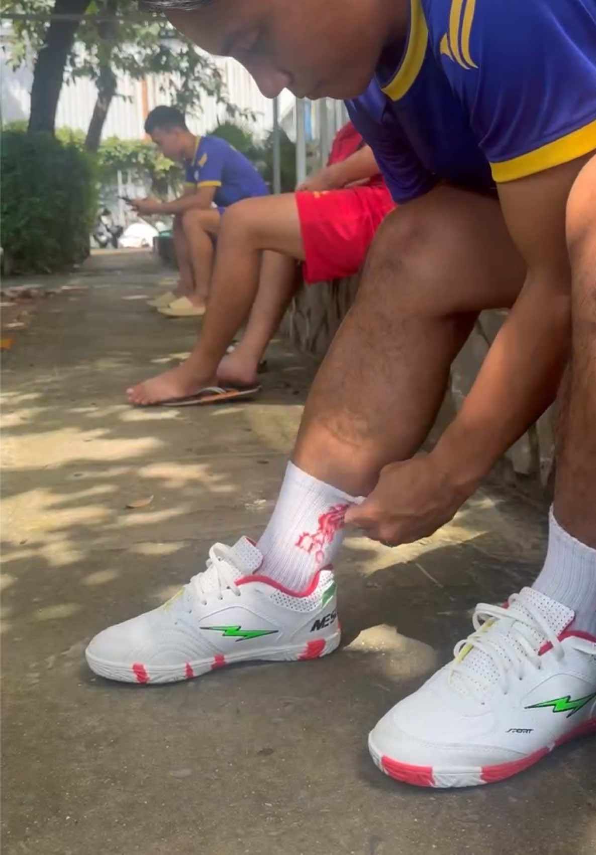 Futsal nào anh em! #GiayDaBong #GiayFutsal #Mesut_Omni #BongDa @MESÚT Football Store