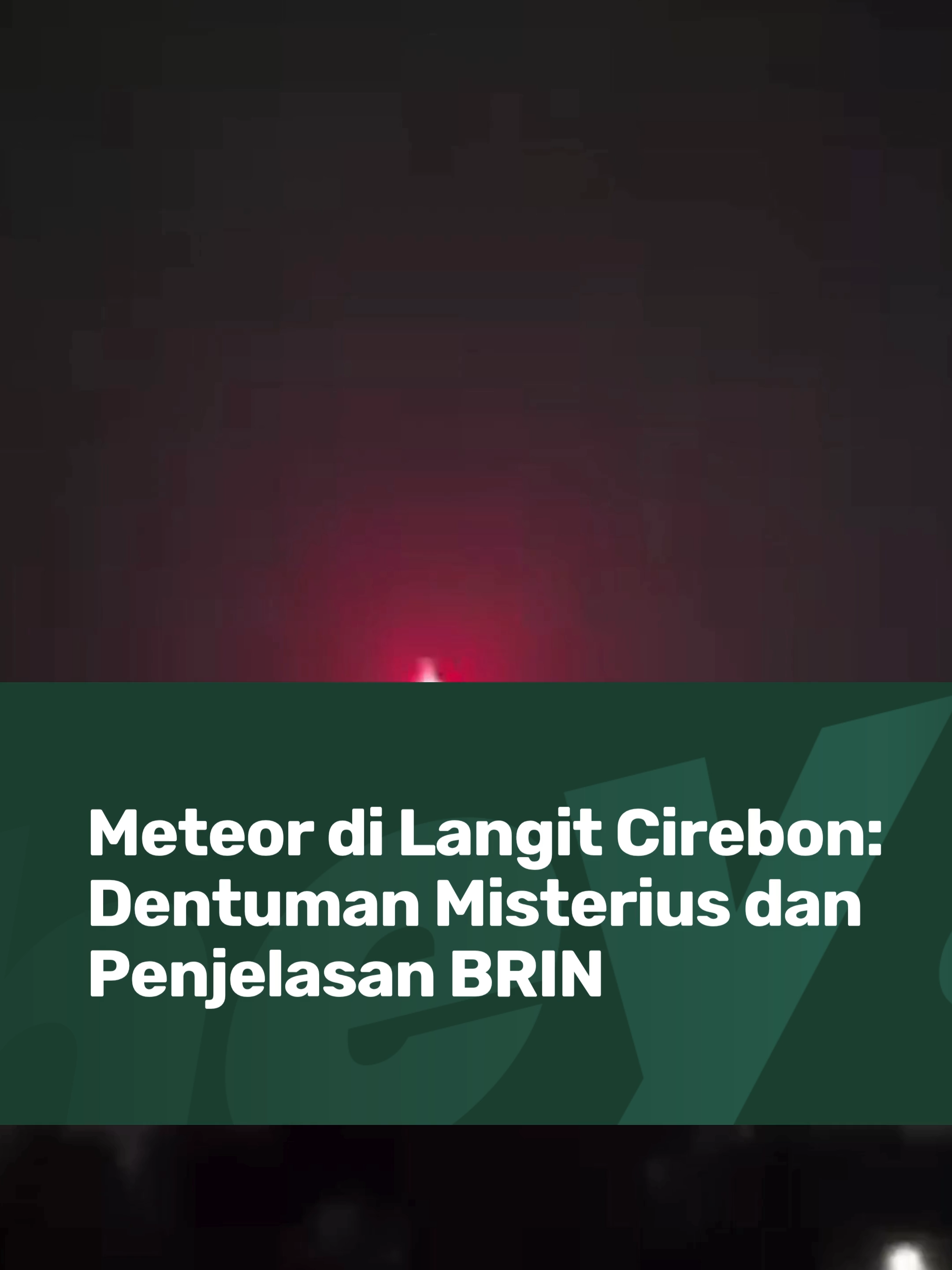 Langit Cirebon dan sekitarnya geger dengan penampakan bola api dan dentuman keras pada Minggu malam (5/10/2025). BRIN memastikan itu meteor besar yang jatuh di Laut Jawa. BMKG Kertajati juga mencatat getaran, namun belum dapat memastikan sumbernya.  Fenomena ini mengingatkan kita akan keajaiban alam semesta yang tak terduga. 🎥: @groobaag & @info.cigadung #HeyMedia #UrangBandung #NgawangkongHeula #MeteorCirebon