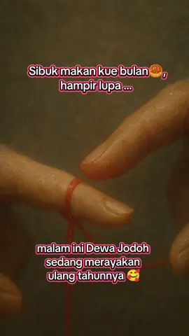 Untuk berdoa kepada Yue Lao agar pernikahan bahagia, bawa: 💐bunga segar, 🍎buah-buahan,  🧵seutas benang sutra merah,  🔗dua batang timah,  💄dan bedak  Kelima benda ini melambangkan:  💐Semoga mekarnya takdir  🍎membuahkan hasil yang baik,  🧵benang merah mengikat kita,  🔗dan pernikahan yang baik terjalin;  💄takdir terjamin.