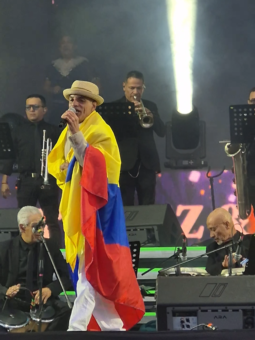 El turno es para @edymartinezpiano, acompañándolo con su voz el maestro @frankievazquezoficial en #festivalsalsaalparque2025, un evento @IDARTES  @Alcaldía De Bogotá 