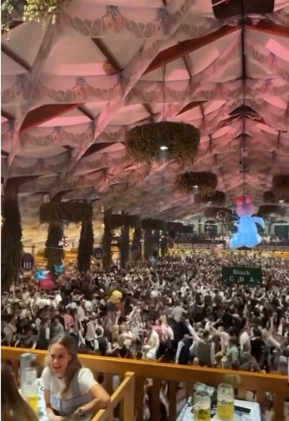 Hofbräu Festzelt Munich 🍻😍 #Oktoberfest #Munich #Festzelt #Party #Oktoberfest2025 #Theresienwiese #Hofbräu #HofbräuFestzelt #Beer #HofbräuUSA