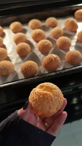 الحلا الي مهما اكلتو منه مستحيل تشبعو🤩😋✨  🤍المكونات🤍 ✨عجينة الشو✨ 60 غ ماء 60 غ حليب 55 غ زبدة  2 غ ملح 60 غ دقيق متعدد الاستخدامات 110 غ بيض ✨عجينة الكراكيلين✨ 45 غ دقيق متعدد الاستخدامات 45 غ سكر 38 غ زبدة  ✨الطريقة✨ اول شي عجينة السكر والزبده لازم بعد الفرد يدخل للفريزر لين تخلصو عجينة الشو  تحطون المويا مع حليب ورشة ملح مع الزبده بالنار لين يغلي وبعدها الدقيق تعجنو بالنار لمدة دقيقه فقط بعدها تخلوه يبرد ثلاث بيضات تحطونه عليه بالتدريج لين يصير كريمي ثقيل وبعدها تبدون تحطونه على ورق الزبده بالتساوي وبعدها تطلعون عجينة الزبده والسكر وتقصونه بنفس مقاس العجينه مو اكثر وترصونه عليه قبل مايذوب تحطونه بالفرن لمدة ١٥ دقيقه درجه الحرارة ١٩٠ وبعدها ١٥ دقيقه ثانيه درجة الحراره ١٧٠ ولا تفتحون الفرن أبدا وهو يخبز وبعدها تحشونه بأي كريمه حابينها سواء كان كاسترد او تشوكلت  وبالعافيه🤩✨