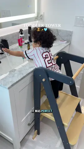 our new bestie ! so useful ✨🩵🤌🏼 from brushing his teeth and doing his hair to helping in the kitchen preparing his snacks 🍓🍉 #toddlertower #toddlersoftiktok #tiktokshopfalldealsforyou #tiktokshopcreatorpicks #foldabletoddlertower 