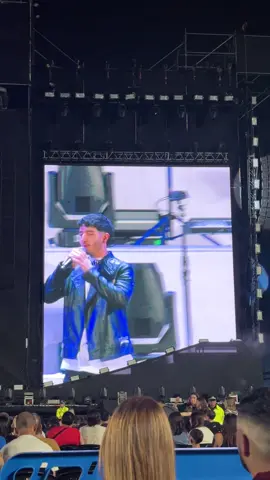 Participante del Team luck ra en la voz Thomas Dantas canta en la previa del Vélez de luck ra