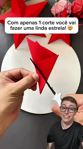 Quem diria que uma simples folha de papel poderia virar uma estrela tão perfeita? ⭐️ Com algumas dobraduras e um único corte, você consegue esse resultado incrível! ✂️ . Gostou? Já segue @truquesdoedu para ➕ conteúdo como esse! . Créditos: @ tinglepop . . . . . #estrela #dobradura #artesanato #DIY #façavocêmesmo