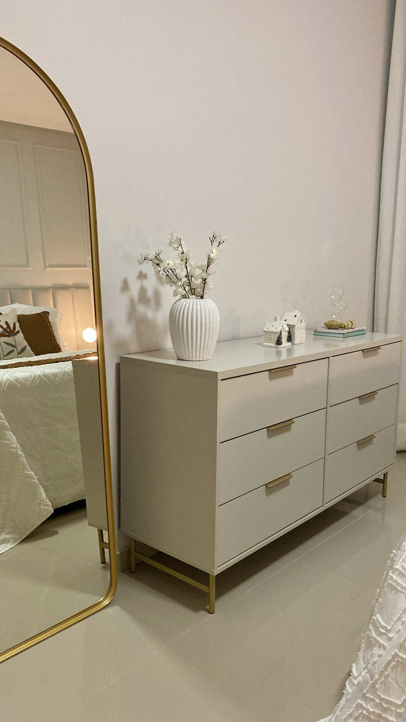 ✨Móveis novos para o quarto!✨ Comprei essa cômoda MARAVILHOSA na Shopee  e tô simplesmente apaixonada! 😮‍💨 ⠀ -MDF de alta qualidade -6 gavetas espaçosas com puxadores dourados -Corrediças telescópicas (abre e fecha com zero esforço!) -Pés de aço-carbono com acabamento metalizado — puro charme! ⠀ E troquei também as mesas de cabeceira  pelo mesmo modelo! 😍 Elas têm LED interno na gaveta, gente! 💡  Super funcional e ainda deixa tudo  com um toque moderno e elegante. ⠀ Agora o quarto tá do jeitinho que eu queria:  clean, organizado e lindo.  ⠀ 💬 Curte uma decoração assim também?  Comenta aqui “eu quero” que te mando os links! #Decoração #QuartoDosSonhos #acheinashopee 