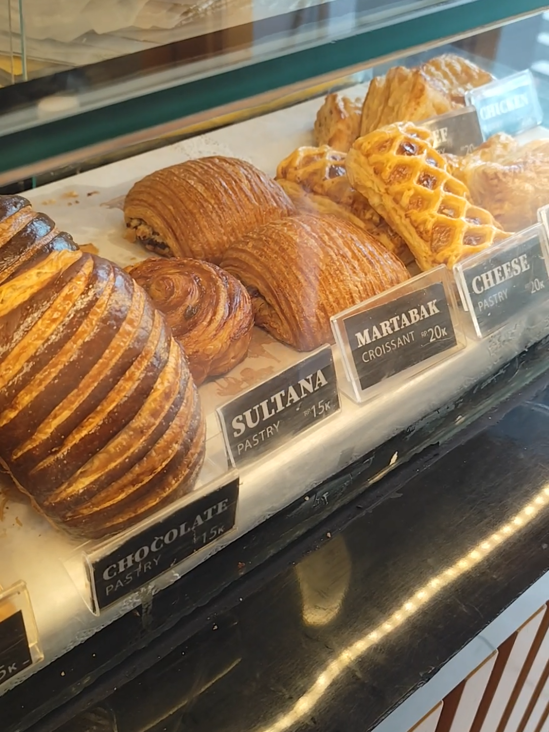 Kalo ke Roti'O, jelass wajib beli Roti dan pastry nya donk ✨ selain roti andalan mereka, pastry manis maupun asinnya enak juga loh. Paling suka Sultana sama Croissant butter, enak dimakan sambil minum kopi #kafebalikpapan #kulinerbalikpapan #rotio 