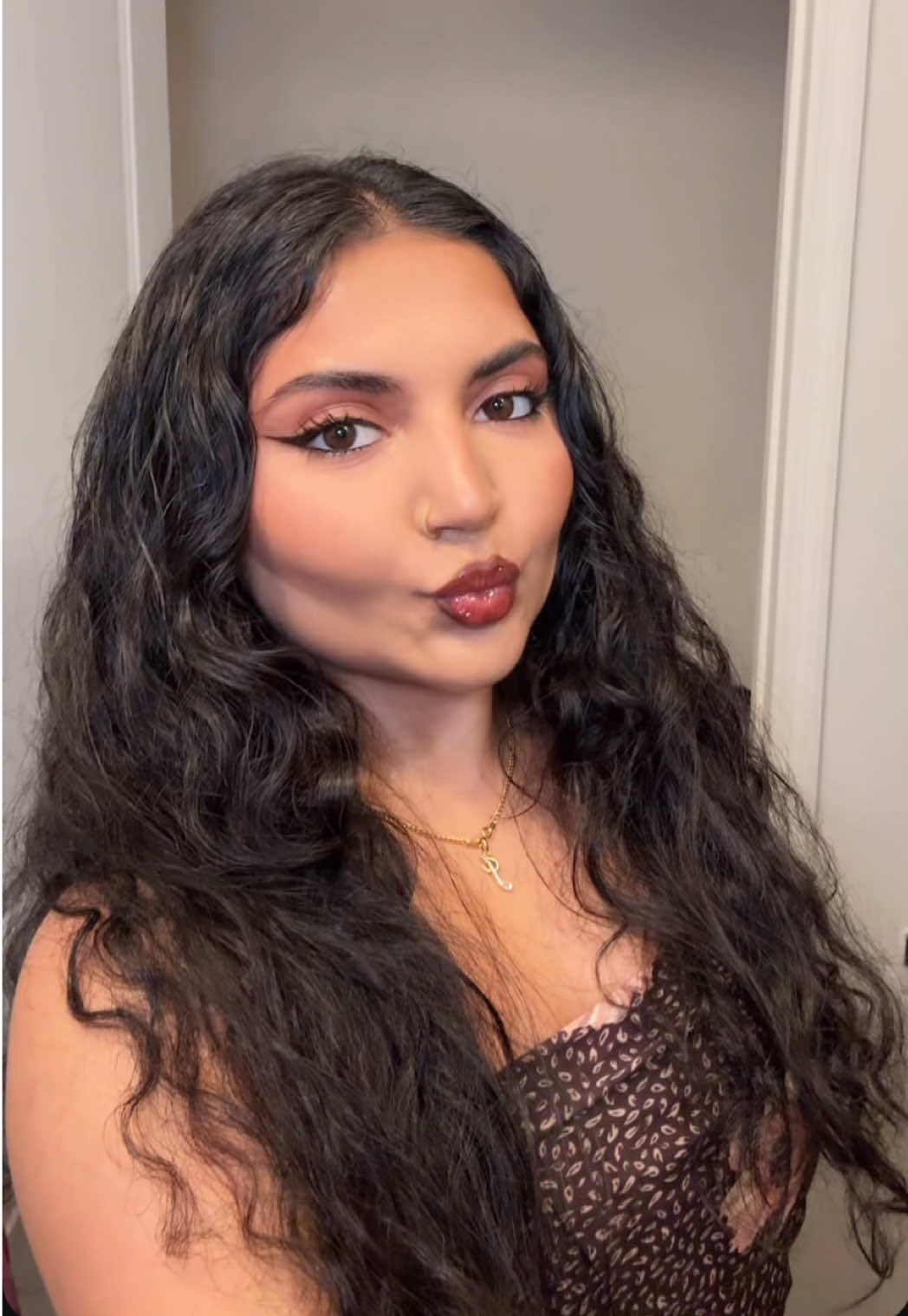 Need to switch up the makeup routine! Always looking to accentuate the eyes and round face, idk why I carved my cheek contour so low I normally don’t so ignore that #makeup #eyemakeup #tips #roundface #advice 