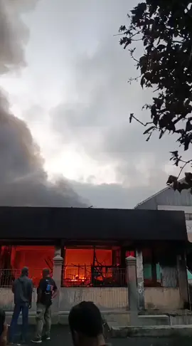 yaa Alloh , kebakaran dipasar Wonogiri sekitar pukul 03.00wib sini hari #prayforpasarwonogiri 