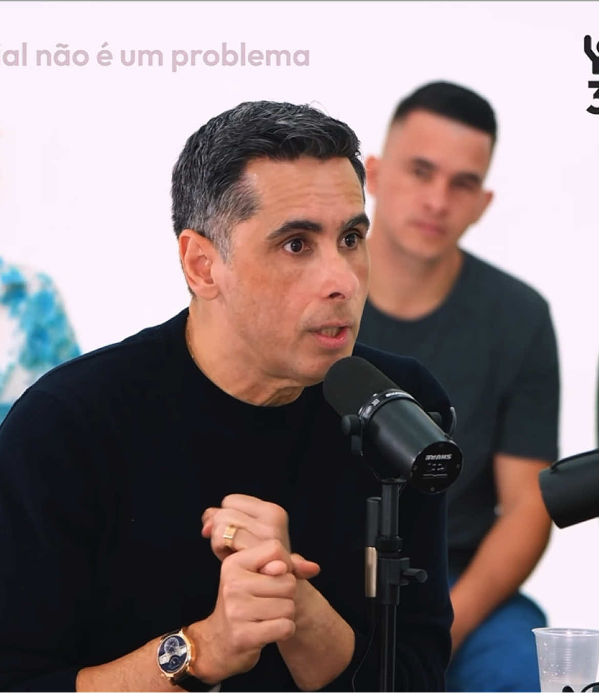 1 BILIONÁRIO vs 30 TRABALHADORES 🧠