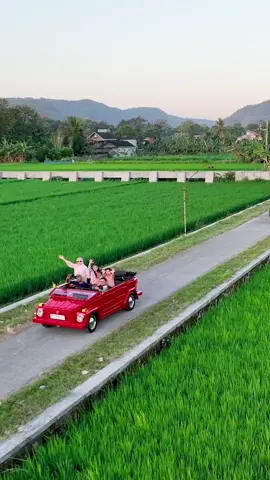 Pov naik VW dijogja  Bagian syahdu😍 Info & Reservasi Wa 082335507747 #wisatajogja #prambanan #jogja24jam #rekomendasiwisata #jogja 