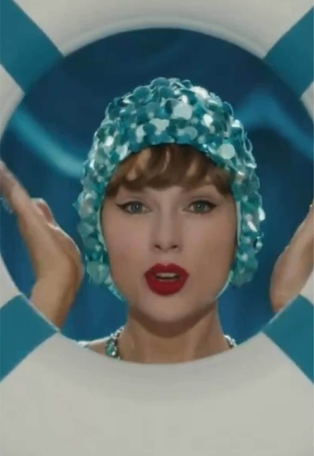 🧡 @Taylor Swift estrenó el videoclip oficial de “The Fate Of Ophelia” Se trata de la primera canción de su nuevo álbum “The Life Of A Showgirl”💿