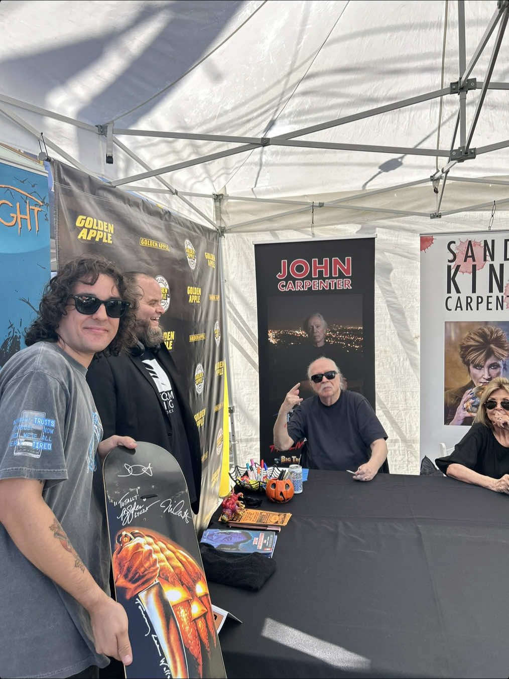 first vlog attempt!! the staff @ golden apple was awesome and it was nice to see my husband so stoked to meet john!! day well spent 🍎🍏 #johncarpenter #halloween #comics 