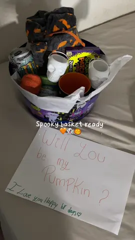 Make a spooky basket with me🎃 háganle una a sus novios y las van a amar mucho más ellos también merecen algo 🫶🏻🤍 #spookybasketideas #makeaspookybasket #girls #halloweenspookybasket #boobasket aesthetic, boo basket for him, Halloween, mi novio, detalles para mi novio, fall vibes, chicas, parejas, couple goals, hagamos spooky basket para mi novio