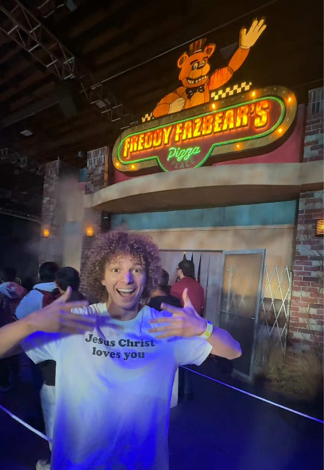 So poggers #fivenightsatfreddys #halloweenhorrornights #meme #funny #universalstudios five nights at Freddy’s maze at Universal Studios is my dream come true