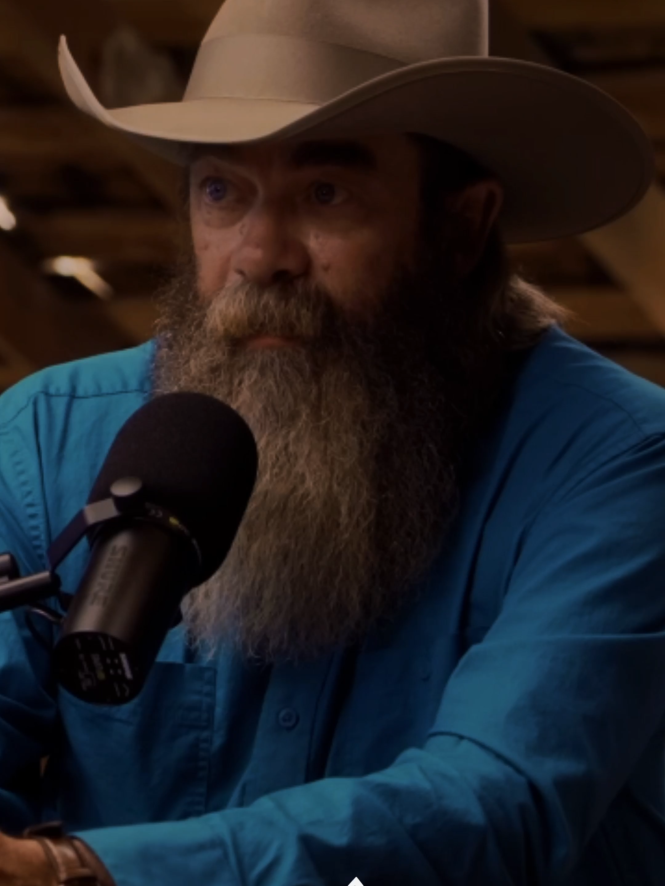 Há dores que o homem não fala. Não porque ele não sente, mas porque aprendeu que nem tudo precisa ser dito. Algumas batalhas são travadas no silêncio, com o coração pesado e a cabeça erguida. Nem todo homem precisa de terapia. Alguns só precisam de paz. De ver os que ama em segurança, sorrindo, vivendo bem. Isso já é o suficiente pra ele respirar fundo e seguir em frente. O homem não busca consolo nas palavras, busca sentido no propósito. Ele não desaba em conversas, desaba no esforço diário, no trabalho que ninguém vê, nas noites mal dormidas, nas preocupações que carrega sem mostrar fraqueza. Enquanto o mundo cobra que ele fale, ele entende que seu jeito de curar é agir. E quando a gratidão aparece — mesmo que em um simples olhar, em um “obrigado” sincero ou em um abraço silencioso — isso vale mais do que qualquer sessão. A verdade é simples: um homem não quer ser compreendido por todos, ele quer ser reconhecido por quem ele protege. Ver quem ele ama bem é o que o faz suportar o peso dos dias. Porque quando ele percebe que seu esforço valeu a pena, que suas lutas tiveram sentido, é aí que ele encontra a terapia que precisava. Não em palavras, mas em resultados. Não em desabafos, mas em gratidão. #masculinidade #homens #reflexaomasculina #forçasilenciosa #homemdeverdade #propósito #gratidão #superação #disciplina #resiliência #honra #foco #família #paternidade #homensreais #autocontrole #mentalidademasculina #liderança #equilíbrio #motivaçãomasculina #homemforte #constância #vida #forçainterior #crescimento